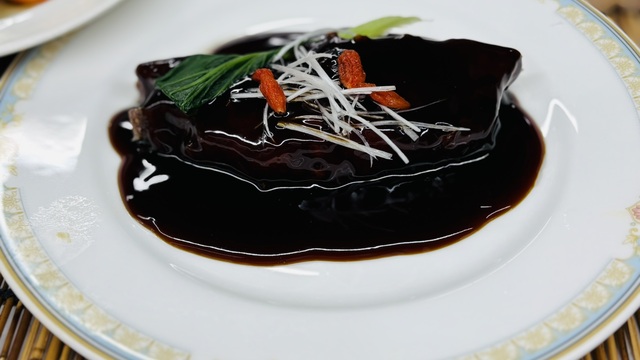 黒酢の酢豚（青森県産　美保野ポーク使用）