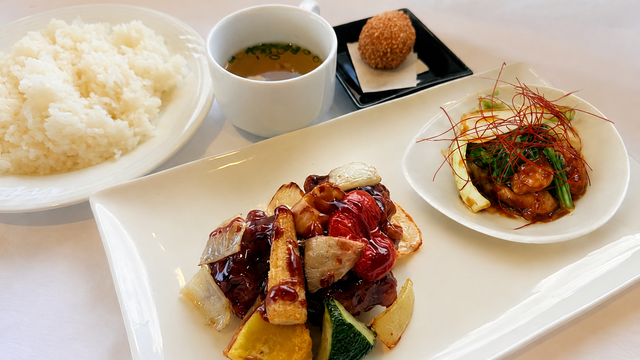 中華御膳（鶏肉の黒酢餡と広島県産牡蠣の炒め）